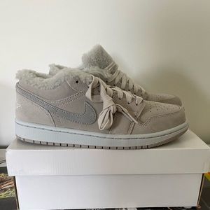Nike Womens AIR JORDAN 1 LOW SE sneaker
"Sherpa Fleece" size 10